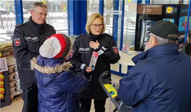 Mit präventiven Aktionen wie "Schlauer gegen Klauer" gegen Taschendiebstahl versucht die Polizei, Straftaten zu verhindern.