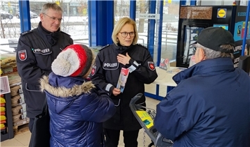 Mit präventiven Aktionen wie "Schlauer gegen Klauer" gegen Taschendiebstahl versucht die Polizei, Straftaten zu verhindern.