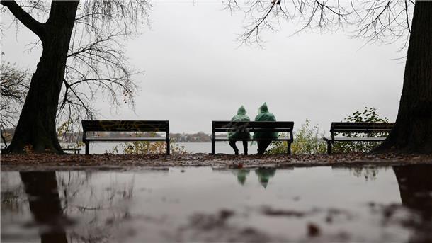Mit Regencape den Tag genießen: Im Norden dominiert derzeit der Regen.