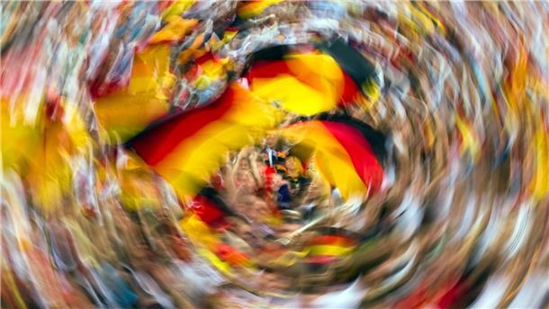 Mit riesiger Freude schwenken Deutschland-Fans beim Public Viewing in Dresden ihre Fahnen.