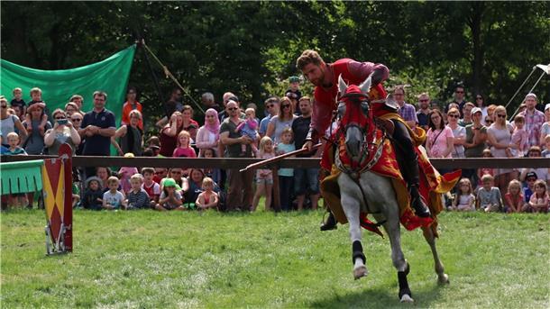 Mit Ritterspielen und Familienprogramm wartet das Showteam Kaiser ab 31. Juli in Tossens auf.