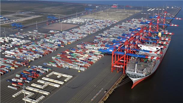 Containerschiff an der Kaje in Wilhelmshaven