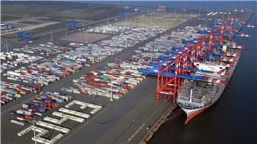 Containerschiff an der Kaje in Wilhelmshaven