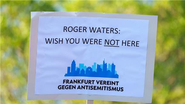 Roger Waters verzichtet auf umstrittenes Outfit Mit „Roger Waters: Wish you were not here“ haben Menschen in Frankfurt gegen Roger Waters demonstriert.