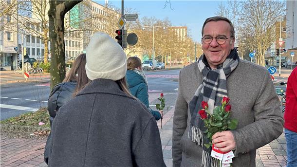 Mit Rosen im Straßenwahlkampf