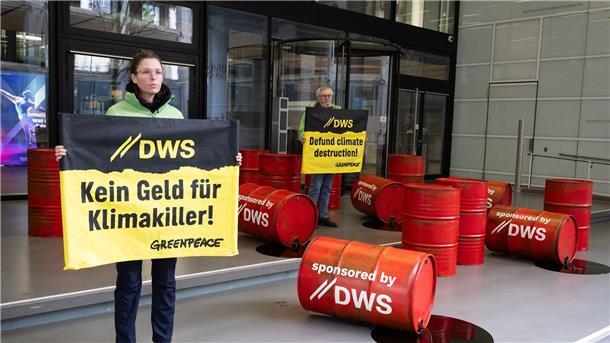 Greenpeace protestiert gegen Deutsche-Bank-Fondstochter DWS Mit roten Ölfässern protestieren Aktivisten von Greenpeace vor der Zentrale von DWS Investment in Frankfurt gegen die Investitionspolitik des Fonds.
