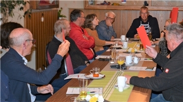 Mit roten Stimmkarten besiegelten die Vereinsvertreter das Ende des Butjadinger Turnerbundes. Am Tischende Vorsitzender Henning Oetjen.
