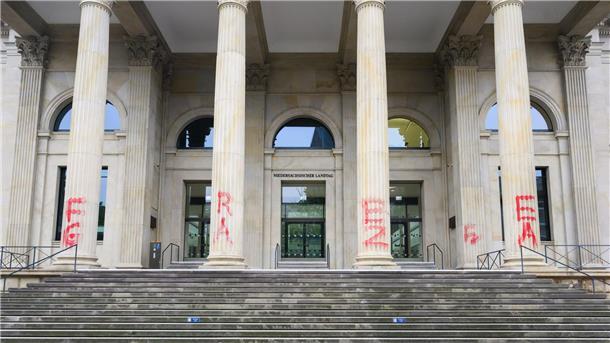 Landtag mit Gaza-Parolen beschmiert – sechs Vermummte Mit roter Farbe wurde die Parole „Free Gaza“ auf das Landtagsgebäude geschmiert.