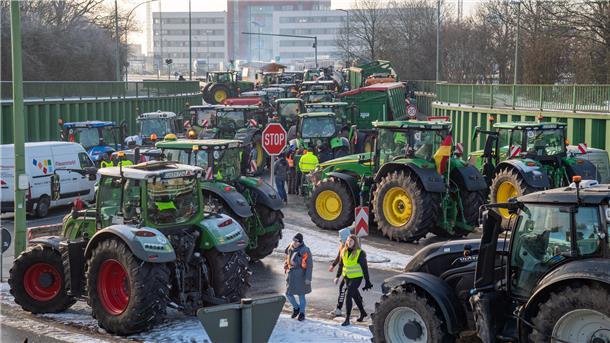 Mit rund 140 Treckern sperrten die Landwirte aus dem Cuxland am Mittwoch den Hafen in Bremerhaven ab. Zeitgleich hat das Landvolk Politiker zum Gespräch eingeladen.
