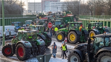 Mit rund 140 Treckern sperrten die Landwirte aus dem Cuxland am Mittwoch den Hafen in Bremerhaven ab. Zeitgleich hat das Landvolk Politiker zum Gespräch eingeladen.