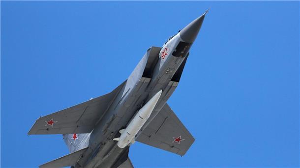 London: Russische Luftwaffe bleibt schwach Mit schätzungsweise 1500 Militärflugzeugen sei die russische Luftwaffe trotz des Verlusts von etwa 130 Maschinen seit Kriegsbeginn weitgehend intakt, heißt es von britischen Geheimdiensten.