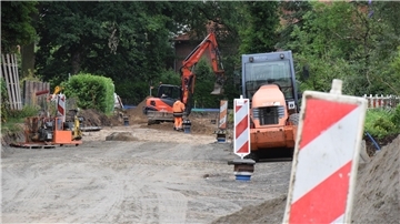 Mit schwerem Gerät treibt die Baufirma die Arbeiten in Ostereistedt voran.