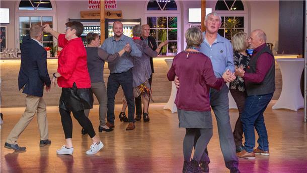 Mit Schwung ging es in der Markthalle Rodenkirchen ins neue Jahr.
