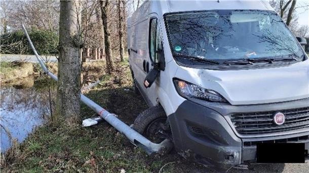 Mit seinem Transporter hat ein Mann aus Bayreuth eine Straßenlaterne gerammt.
