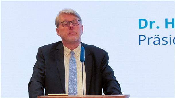Jeder Zweite fände Auswahl Geflüchteter im Ausland besser Mit seinem Vortrag bei der Konrad-Adenauer-Stiftung hatte der Präsident des Bundesamts für Migration und Flüchtlinge (Bamf), Hans-Eckhard Sommer, für Schlagzeilen gesorgt. (Archivfoto)