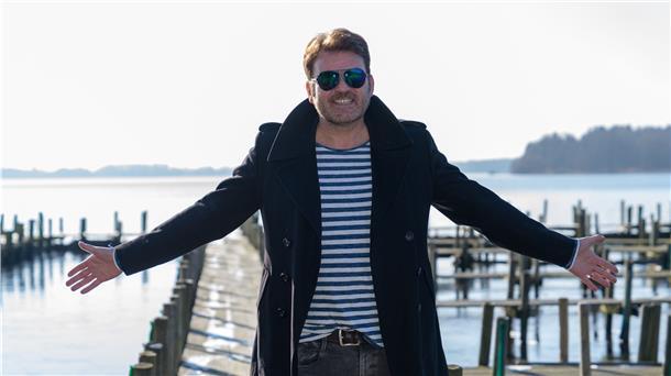 Mit seinen Songs ist Oliver Lukas mittlerweile auf mehr als 4,1 Millionen verkauften Tonträgern vertreten.