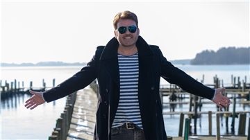 Mit seinen Songs ist Oliver Lukas mittlerweile auf mehr als 4,1 Millionen verkauften Tonträgern vertreten.