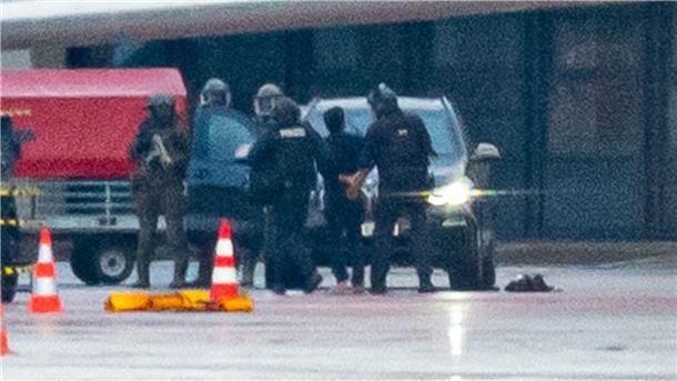 Nach Geiselnahme am Hamburger Flughafen - Prozess beginnt Mit seiner entführten Tochter im Auto soll der 35-Jährige drei Schranken durchbrochen haben und bis auf das Vorfeld des Hamburger Flughafens vorgefahren sein.