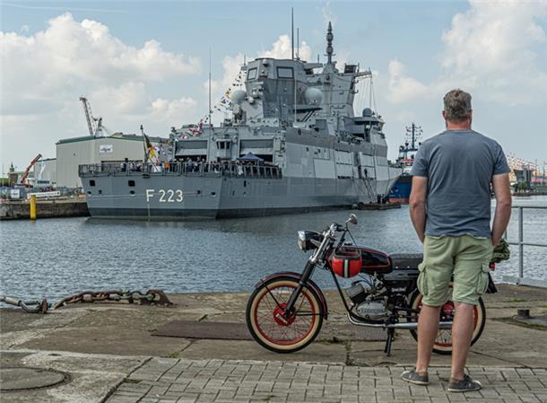Mit seiner Zündapp von 1970 war dieser Mann in den Hafen gekommen, eigens wegen des Besuches von Bundespräsident Steinmeier auf der Fregatte „Nordrhein-Westfalen“.