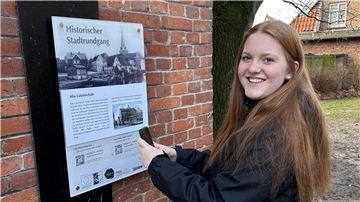 Mit Smartphone und QR-Code: Schülerin Amelie tom Wörden zeigt, wie der historische Stadtrundgang funktioniert. Sie hatte die Idee dazu, die Tafeln um die französische Sprache zu erweitern.