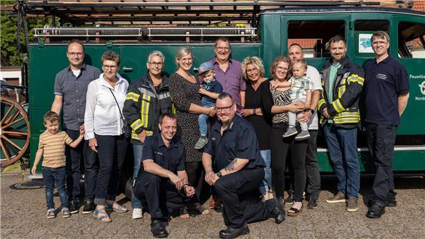 Gruppe vor altem Feuerwehrauto