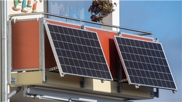 Mit Solarpaneelen am Balkon kann man eigenen Strom erzeugen.