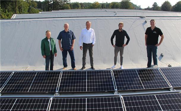 Mit Solarzellen auf Dächern verdient die Energiegenossenschaft „Die Oberndorfer“ (in der Mitte Geschäftsführer Hans-Heinrich Katt) genügend Geld, um soziale Projekte im Dorf zu unterstützen.