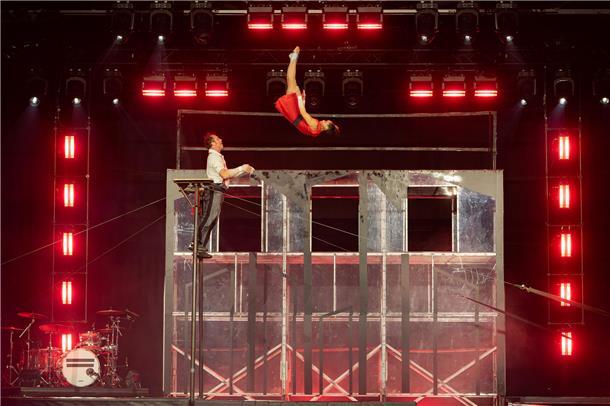 Mit spektakulären Flügen begeisterte das Duo Morosof das Publikum.