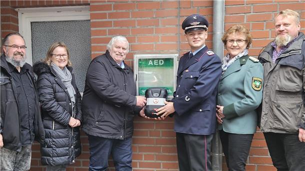 Mit Spendengeldern wurde ein Defibrillator angeschafft und an der Haupteingangstür des Ortsgemeinschaftshauses montiert.