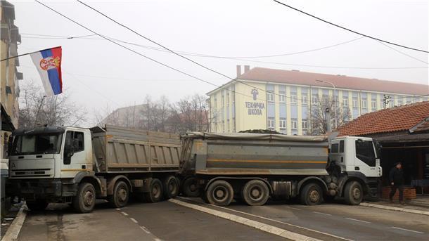 Mit Steinen beladene Lastwagen auf einer Straße im nördlichen, serbisch dominierten Teil der ethnisch geteilten Stadt Mitrovica.