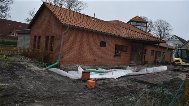 Tiefbauarbeiten vor der Kita in Tossens