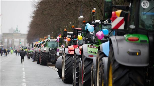 Mit Trecker-Korsos machten Landwirte in den vergangenen Tagen Front gegen Sparpläne der Bundesregierung.