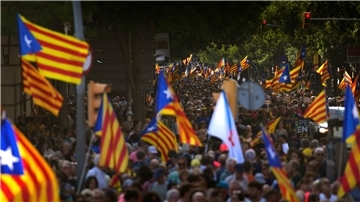 Mit Unabhängigkeitsflaggen fordern Menschen die Abspaltung Kataloniens von Spanien.