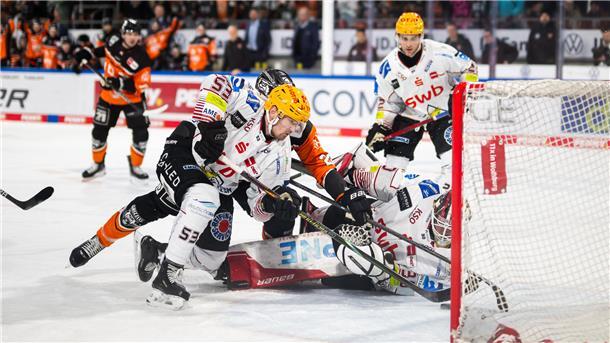 Mit vereinten Kräften stemmen sich Pinguins-Verteidiger Maxim Rausch und Torwart Kristers Gudlevskis gegen ein Tor der Grizzlys Wolfsburg - in dieser Szene mit Erfolg.