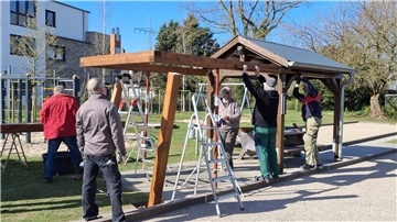 Mehrere Menschen tummeln sich beim Unterstand Am Dornbusch in Schiffdorf. 