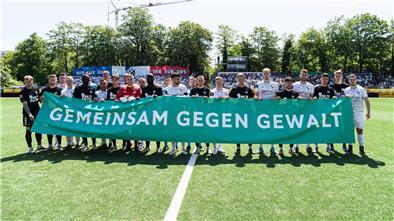 Mit verschiedenen Aktionen, wie hier beim Pokalspiel zwischen TSV Sasel und Teutonia Ottensen, versucht der DFB Gewaltvorfälle auf dem Fußballplatz in den Griff zu bekommen.