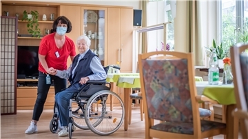Mit viel Engagement übt Betreuungskraft Daniela Schliefke (links, 43) mit Bewohnerin Anita Juknischke (93) die tägliche Mobilität zwischen Roll- und Sitzstuhl zum Muskeltraining in den Räumen der Christlichen Heimstiftung am Walther-Rathenau-Platz.