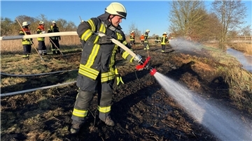 Mit viel Wasser wurde der Brand in Tarmstedt gelöscht.