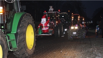 Mit vielen bunten Lichterketten, weihnachtlichen Figuren und Musik ausgestattet, machten sich die Trecker in Bokel auf den Weg.