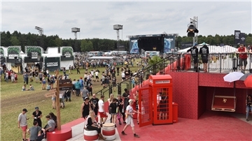 Mit VIP-Lounges und Spielelandschaften inklusive Rutsche buhlen die Sponsoren um die Gunst der Hurricane-Besucher.