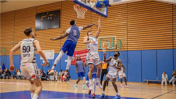 Ein Zweikampf unter dem Korb eines Basketballspiels. Die Eisbären Bremerhaven bestritten ihr letztes Testspiel gegen Bochum. 