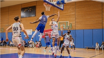 Ein Zweikampf unter dem Korb eines Basketballspiels. Die Eisbären Bremerhaven bestritten ihr letztes Testspiel gegen Bochum. 