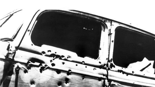 Mörderische Ikonen - Bonnie und Clyde starben vor 90 Jahren Mit weit über hundert Kugeln durchsiebte die Polizei das Fahrzeug, in dem Bonnie und Clyde starben.