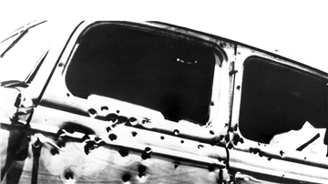 Mit weit über hundert Kugeln durchsiebte die Polizei das Fahrzeug, in dem Bonnie und Clyde starben.