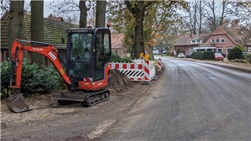 Ein Bagger steht am Straßenrand 
