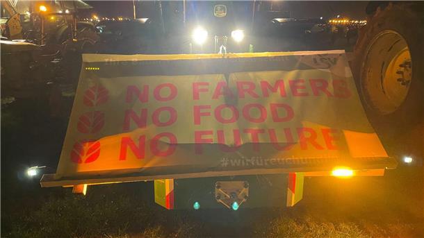 Wow! Bauern und Mittelstand formen ein riesiges Herz auf dem Deichbrand-Gelände Mit zahlreichen Plakaten wird der Standpunkt klargemacht.