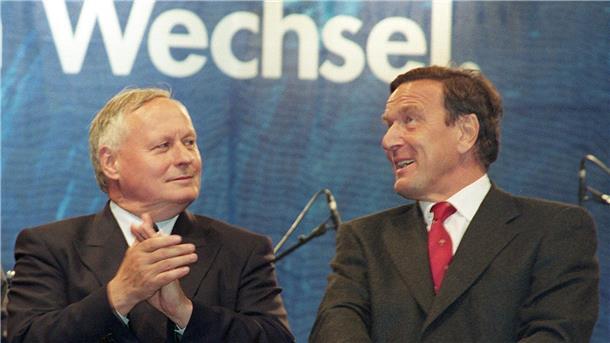 Lafontaine über Schröder: „Unterm Strich nicht schlecht“ „Mit zeitlichem Abstand ist es leichter, mit Differenzen umzugehen.“ Oskar Lafontaine (l) und Gerhard Schröder im August 1998.