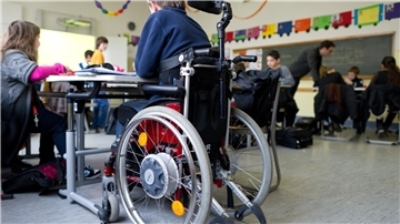 Ein Schüler mit einem Rollstuhl nimmt am Unterricht in einer inklusiven Schule teil. 