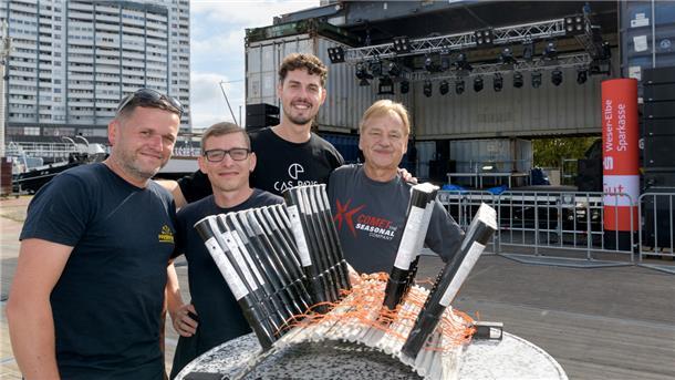Pyrotechniker und DJ vor der Bühne.