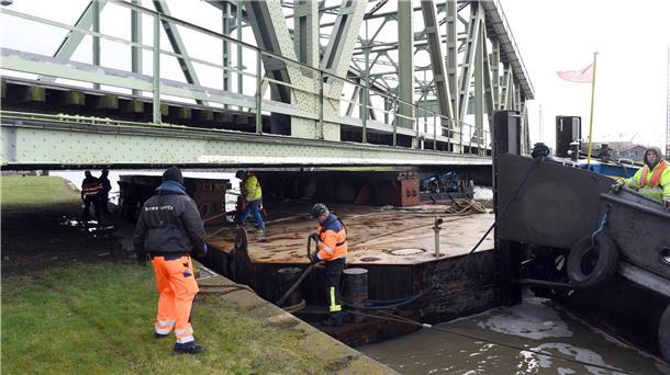 Mit zwei kleineren Pontons wird die Drehbrücke in Bremerhaven derzeit stabilisiert. Die Suche nach den Ursachen der Havarie soll erst am Freitag nach der Bergung beginnen.